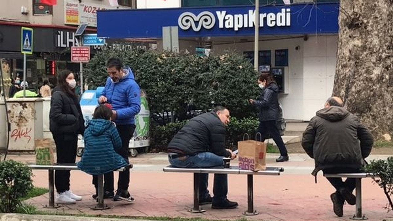 Restoranlar açılmıyor vatandaş böyle sürünüyor!